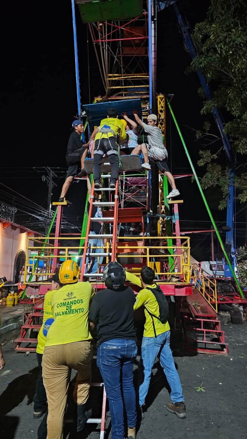 MÁS DE 15 PERSONAS QUEDARON ATRAPADAS EN LO ALTO DE “LA CHICAGO” DURANTE FIESTAS PATRONALES DE IZALCO