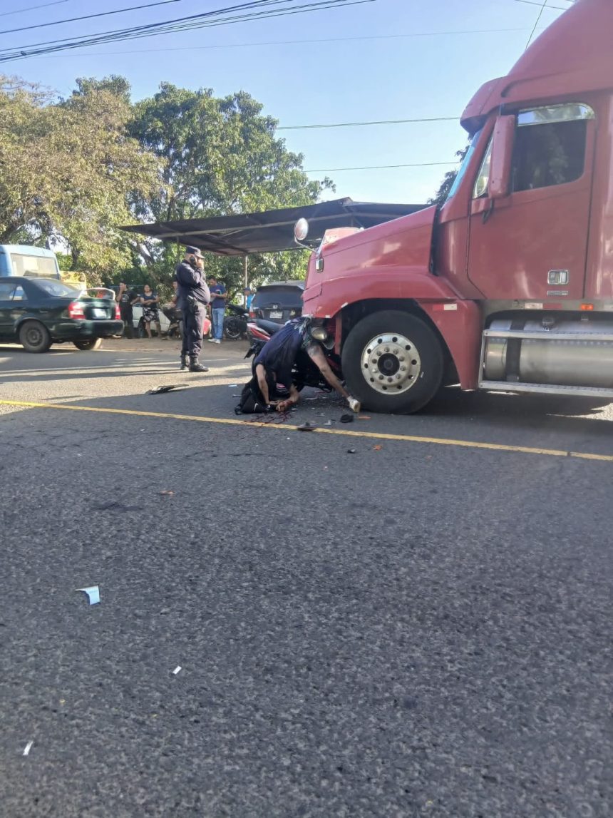 MOTOCICLISTA FALLECE TRAS COLISIONAR CONTRA UNA RASTRA EN USULUTÁN