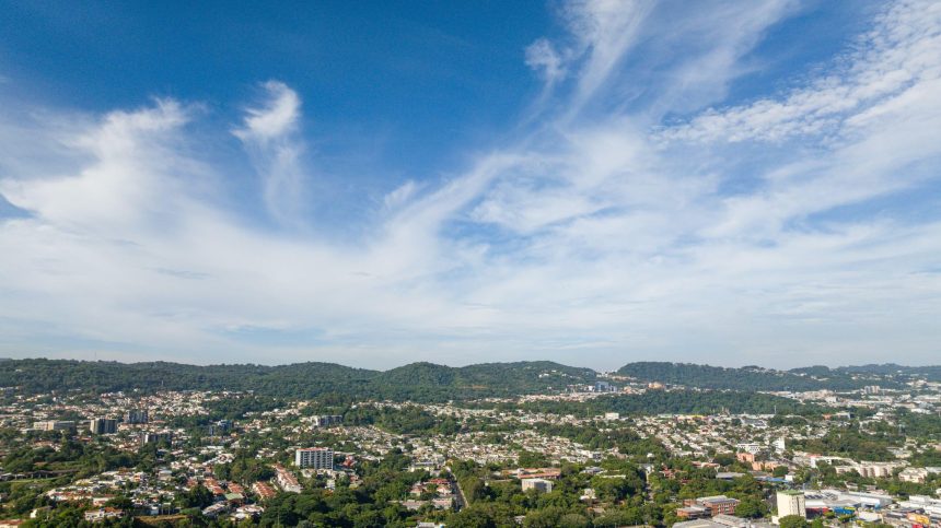clima CALOR Y TORMENTAS MARCARÁN EL CLIMA EN EL SALVADOR DURANTE LA TARDE Y NOCHE