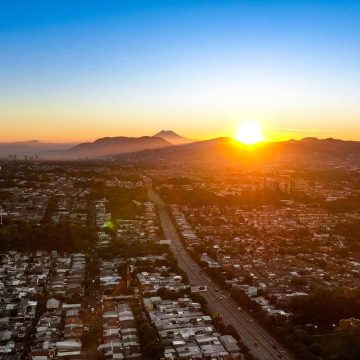 HASTA 40 °C ESTE DOMINGO: AMBIENTE MUY CALUROSO Y POSIBLES LLUVIAS AISLADAS POR LA NOCHE