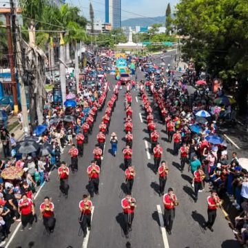MILES DE PERSONAS DISFRUTAN DEL TRADICIONAL DESFILE DEL COMERCIO EN SAN SALVADOR