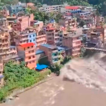 nepal 2 AVALANCHA DE HIELO Y ROCAS PROVOCA CRECIDA REPENTINA Y DEJA CIENTOS DE DESAPARECIDOS ENTRE NEPAL Y TÍBET