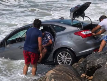 VEHÍCULO TERMINA DENTRO DEL MAR EN UNA PLAYA DE EL SALVADOR Y LA ESCENA SORPRENDE A VISITANTES