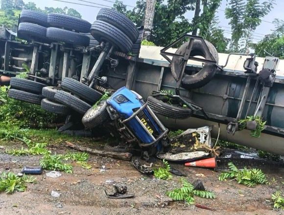 pipa 1 DOS AGENTES DE LA PNC MUEREN Y TRES RESULTAN HERIDOS TRAS ACCIDENTE CON CISTERNA EN MORALES, IZABAL