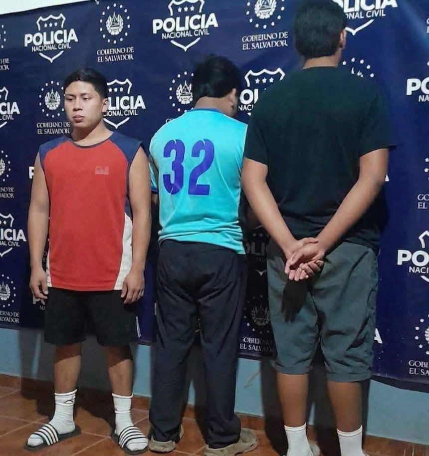 polis 1 CAPTURAN A TRES JÓVENES TRAS DIFUNDIR VIDEO UTILIZANDO UNIFORMES POLICIALES EN NAHUIZALCO