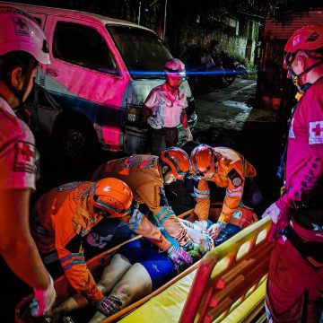 rescate 1 RESCATAN A PERSONA QUE CAYÓ A UNA QUEBRADA EN MEJICANOS