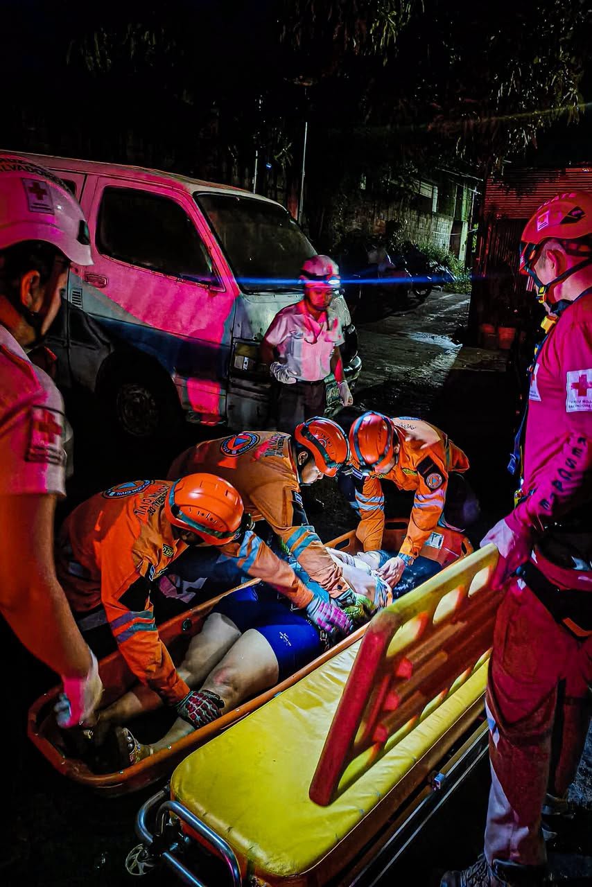 rescate 1 RESCATAN A PERSONA QUE CAYÓ A UNA QUEBRADA EN MEJICANOS