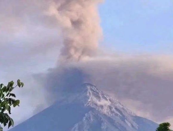 volcan 1 VOLCÁN DE FUEGO REGISTRA FUERTE ERUPCIÓN Y AUTORIDADES MANTIENEN MONITOREO EN GUATEMALA