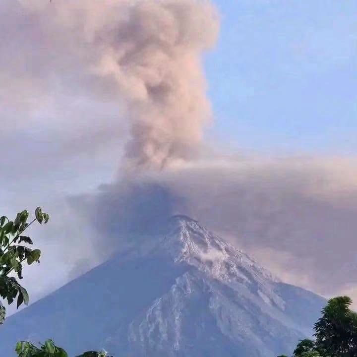 volcan 1 VOLCÁN DE FUEGO REGISTRA FUERTE ERUPCIÓN Y AUTORIDADES MANTIENEN MONITOREO EN GUATEMALA
