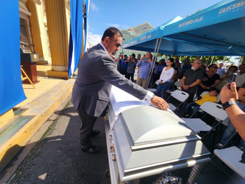 SANTA ANA CENTRO RINDE HOMENAJE PÓSTUMO AL EXALCALDE ORLANDO MENA