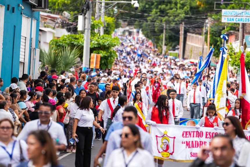 SANTA ANA CENTRO VIVIÓ LA GRAN FIESTA PATRIÓTICA DEL DESFILE DEL 15 DE SEPTIEMBRE