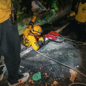 1 RESCATAN A HOMBRE TRAS CAER EN UNA ALCANTARILLA EN ALTAVISTA