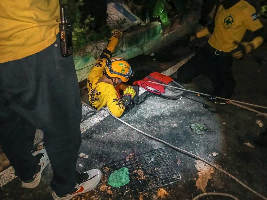 1 RESCATAN A HOMBRE TRAS CAER EN UNA ALCANTARILLA EN ALTAVISTA