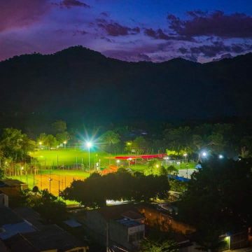 10 GUSTAVO ACEVEDO REPORTA 50 % DE AVANCE EN ILUMINACIÓN DE CANCHAS DEPORTIVAS EN SANTA ANA CENTRO