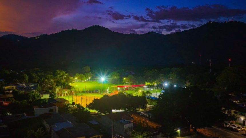 GUSTAVO ACEVEDO REPORTA 50 % DE AVANCE EN ILUMINACIÓN DE CANCHAS DEPORTIVAS EN SANTA ANA CENTRO