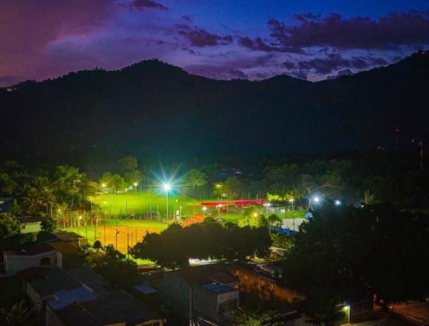 10 GUSTAVO ACEVEDO REPORTA 50 % DE AVANCE EN ILUMINACIÓN DE CANCHAS DEPORTIVAS EN SANTA ANA CENTRO