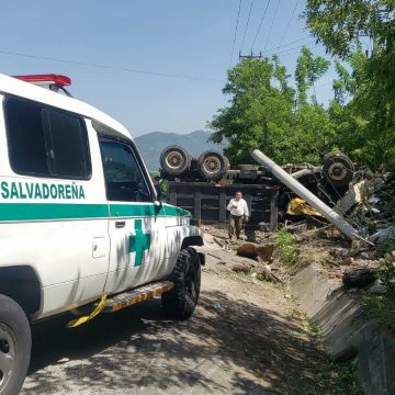 CONDUCTOR DE CAMIÓN MUERE TRAS VOLCAR EN EL BULEVAR CONSTITUCIÓN