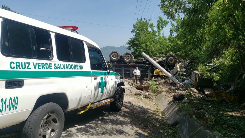 4 CONDUCTOR DE CAMIÓN MUERE TRAS VOLCAR EN EL BULEVAR CONSTITUCIÓN
