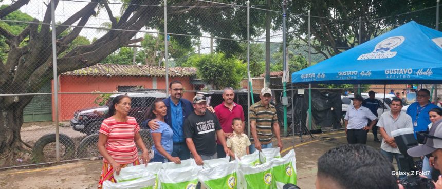 ALCALDÍA DE SANTA ANA CENTRO ENTREGA ABONO A AGRICULTORES DE EL RANCHADOR