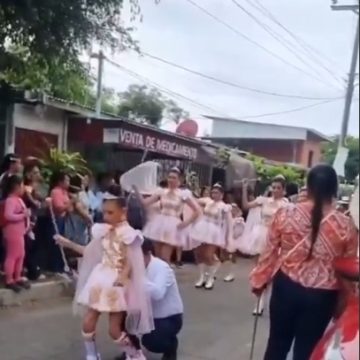 PADRE SOSTIENE A SU HIJA QUIEN DESFILÓ COMO CACHPORISTA DURANTE DESFILE DE INDEPENDENCIA EN CIUDAD ARCE