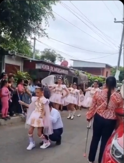 ARCE 1 PADRE SOSTIENE A SU HIJA QUIEN DESFILÓ COMO CACHPORISTA DURANTE DESFILE DE INDEPENDENCIA EN CIUDAD ARCE