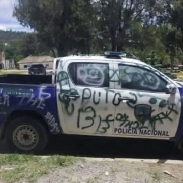 HONDU 1 VANDALIZARON UNA PATRULLA DE LA POLICÍA NACIONAL DE HONDURAS EN OPATORO, LA PAZ