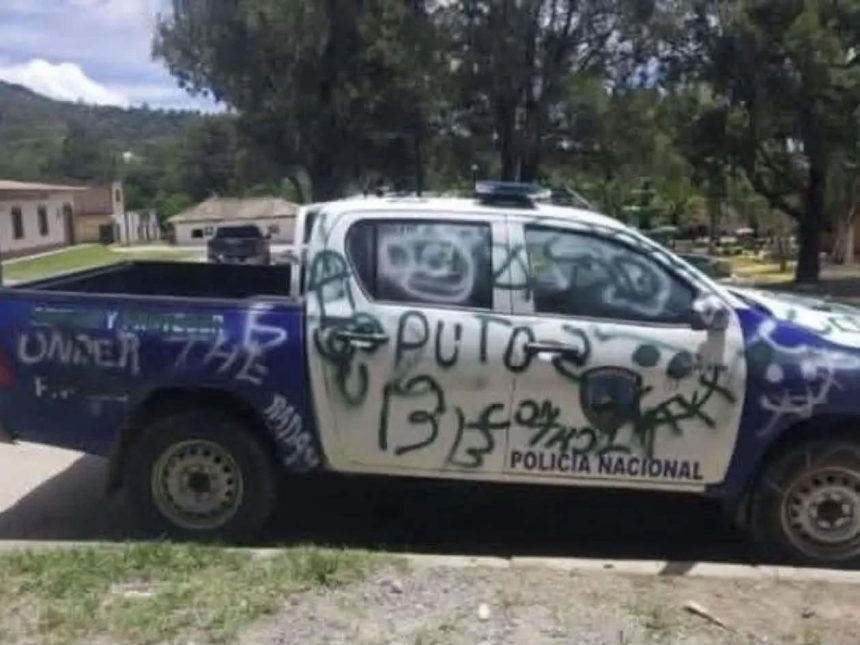 HONDU 1 VANDALIZARON UNA PATRULLA DE LA POLICÍA NACIONAL DE HONDURAS EN OPATORO, LA PAZ