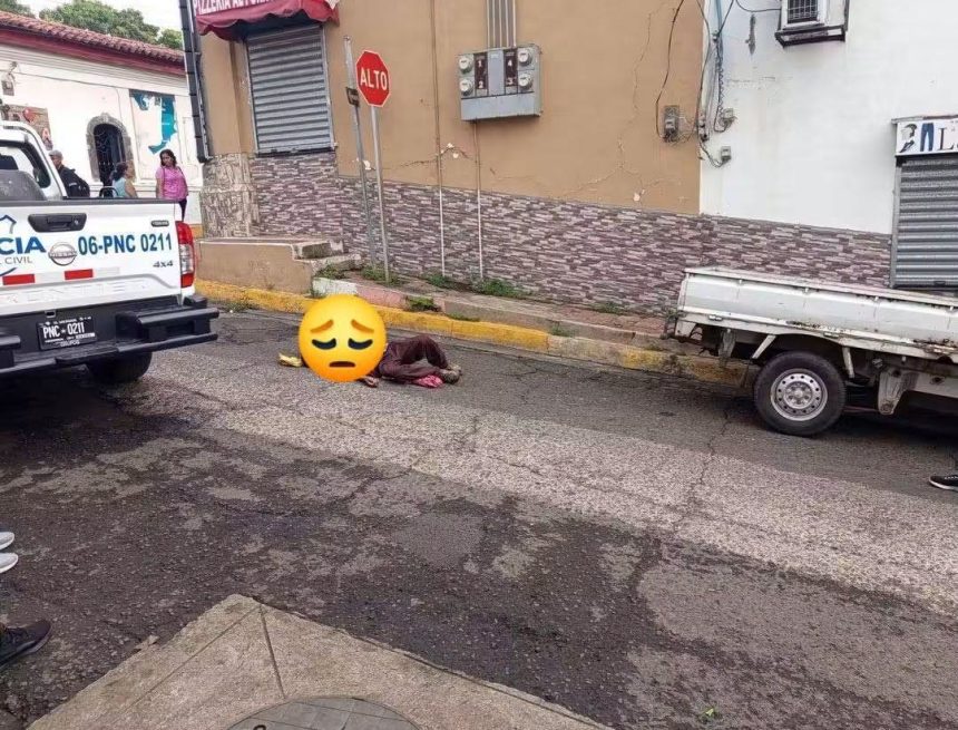 IZALCO 2 HOMBRE FALLECE TRAS CAER AL SUELO EN EL CENTRO DE IZALCO,SONSONATE
