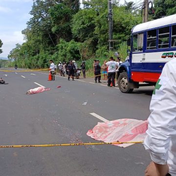 DOS PERSONAS FALLECEN EN ACCIDENTE ENTRE BUS Y MOTOCICLISTA EN COATEPEQUE, CARRETERA DE SANTA ANA A SAN SALVADOR
