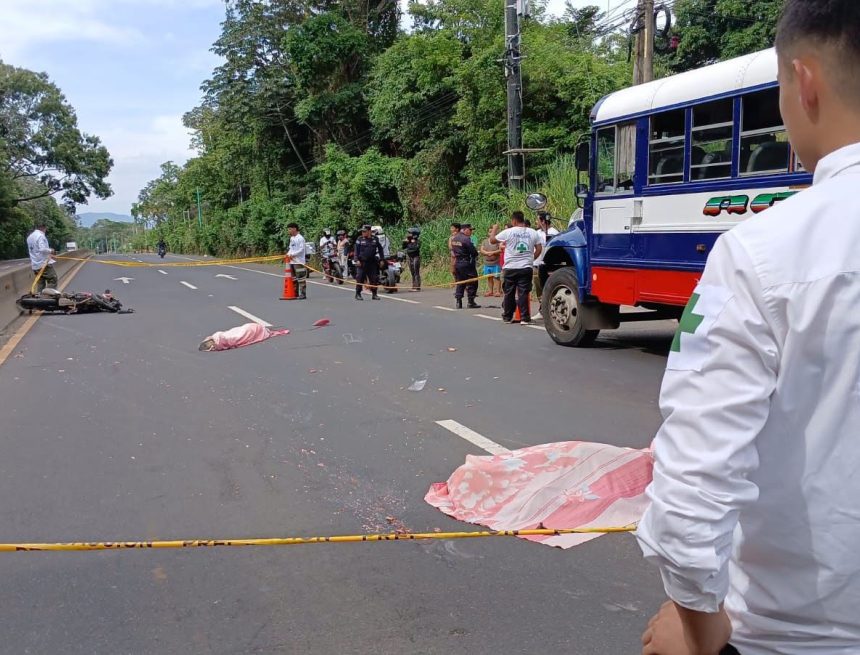 MUERTOS SANTA DOS PERSONAS FALLECEN EN ACCIDENTE ENTRE BUS Y MOTOCICLISTA EN COATEPEQUE, CARRETERA DE SANTA ANA A SAN SALVADOR