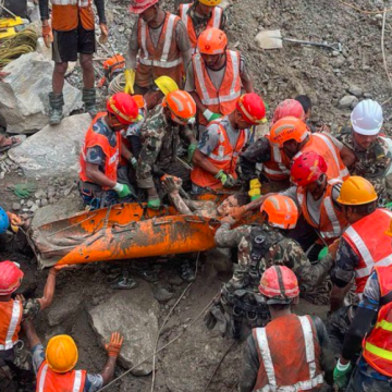 NEPAL 1 RESCATARON CON VIDA A DOS TRABAJADORES TRAS NUEVE DÍAS ATRAPADOS EN UN TÚNEL DE NEPAL