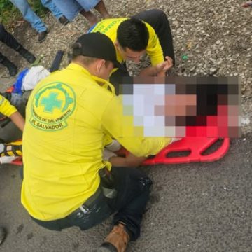 PIEZA DE CAMIÓN SE DESPRENDE Y LESIONA A JOVEN QUE ESPERABA EL AUTOBÚS EN SONSONATE
