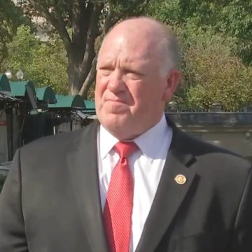 TOM TOM HOMAN DEFIENDE ARRESTOS DE PADRES FRENTE A SUS HIJOS: “TENER UN HIJO CIUDADANO NO LOS HACE INMUNES”