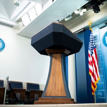 TRUMP JUEZ ORDENA RESTABLECER TEMPORALMENTE CREDENCIALES DE CNN, MS NOW Y POLITICO EN LA CASA BLANCA