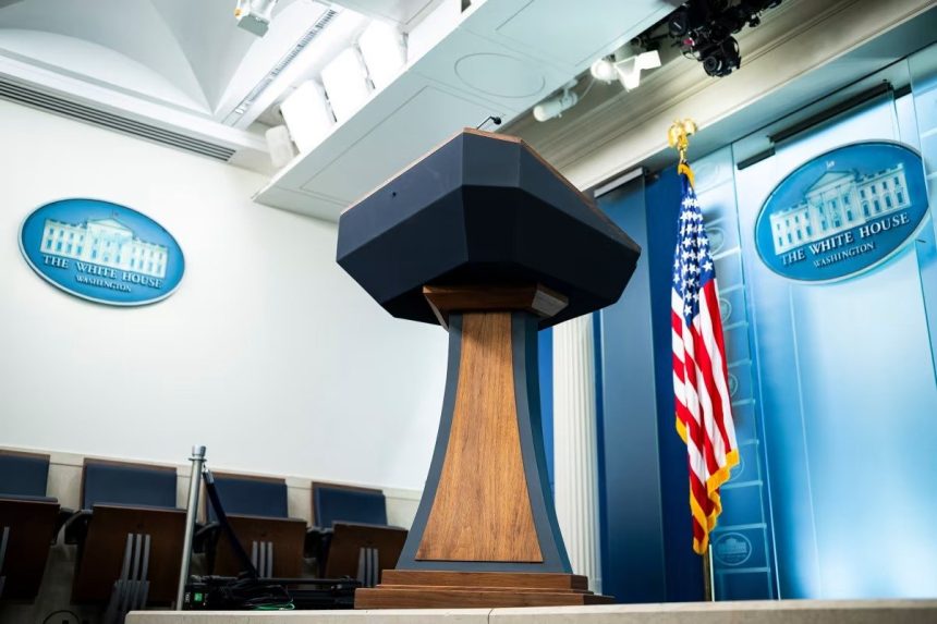 JUEZ ORDENA RESTABLECER TEMPORALMENTE CREDENCIALES DE CNN, MS NOW Y POLITICO EN LA CASA BLANCA