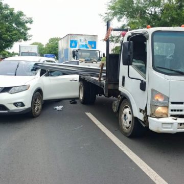 MATERIAL DE CONSTRUCCIÓN ATRAVIESA VEHÍCULO TRAS ACCIDENTE EN EL BYPASS DE USULUTÁN