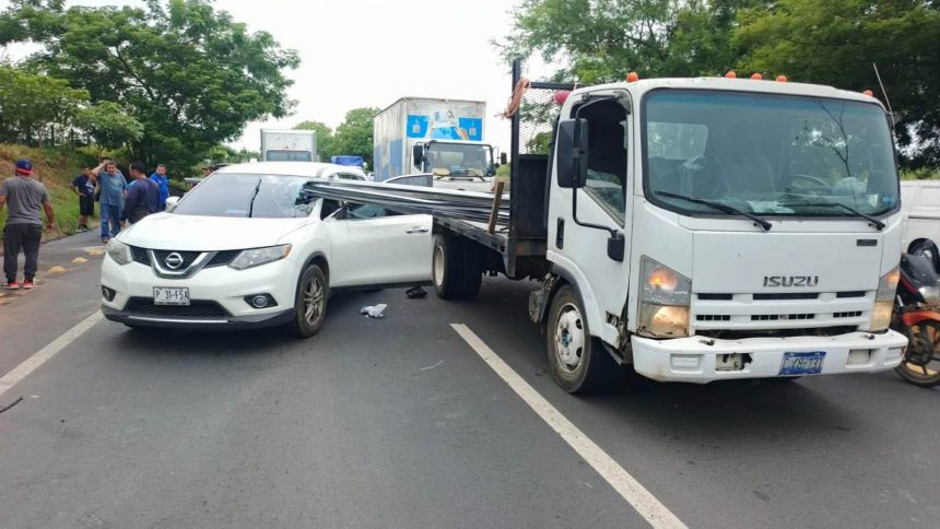USU 2 MATERIAL DE CONSTRUCCIÓN ATRAVIESA VEHÍCULO TRAS ACCIDENTE EN EL BYPASS DE USULUTÁN