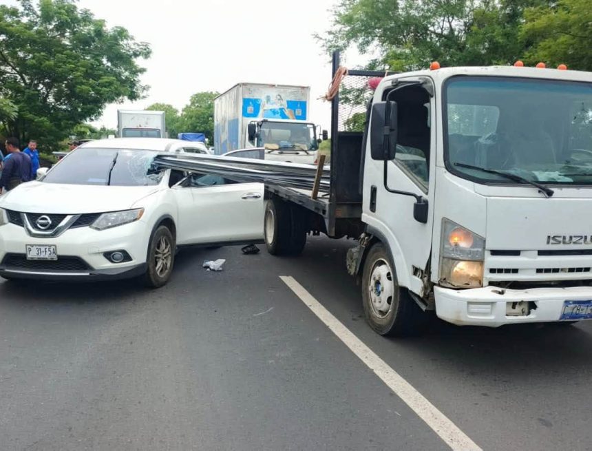 USU 2 MATERIAL DE CONSTRUCCIÓN ATRAVIESA VEHÍCULO TRAS ACCIDENTE EN EL BYPASS DE USULUTÁN