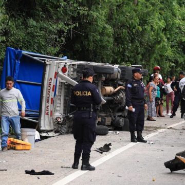 VOLCADO 1 CAMIÓN VUELCA TRAS SER IMPACTADO POR UN BUS DE LA RUTA 40 EN AYAGUALO, LA LIBERTAD