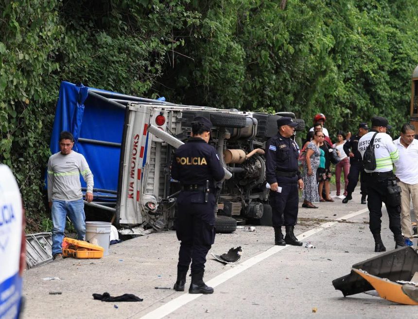 VOLCADO 1 CAMIÓN VUELCA TRAS SER IMPACTADO POR UN BUS DE LA RUTA 40 EN AYAGUALO, LA LIBERTAD