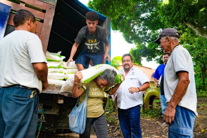 ALCALDÍA DE SANTA ANA CENTRO ENTREGA ABONO Y BRINDA APOYO CON LA ENTREGA DE INSUMOS AGRÍCOLAS A PRODUCTORES SANTANECOS