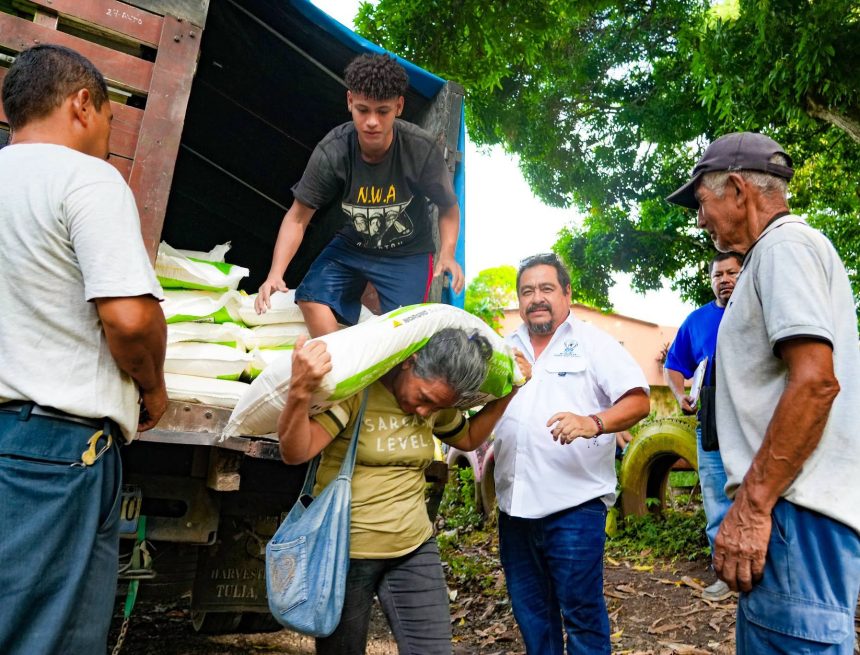 abono 1 ALCALDÍA DE SANTA ANA CENTRO ENTREGA ABONO Y BRINDA APOYO CON LA ENTREGA DE INSUMOS AGRÍCOLAS A PRODUCTORES SANTANECOS