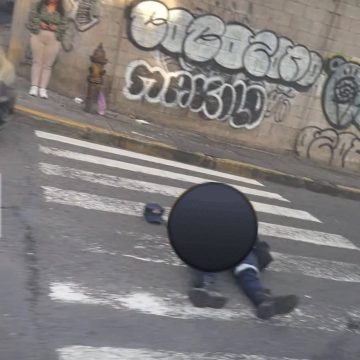 AGENTE DE TRÁNSITO DE LA PNC RESULTA ATROPELLADO EN EL CENTRO DE SAN SALVADOR