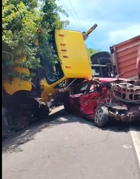 apopa 3 UNA PERSONA QUEDA ATRAPADA TRAS ACCIDENTE ENTRE DOS CAMIONES EN APOPA