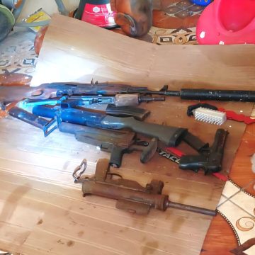 armas 3 EN GUATEMALA LOCALIZARON LANZAGRANADAS, FUSILES Y MUNICIONES DURANTE ALLANAMIENTO EN SACATEPÉQUEZ