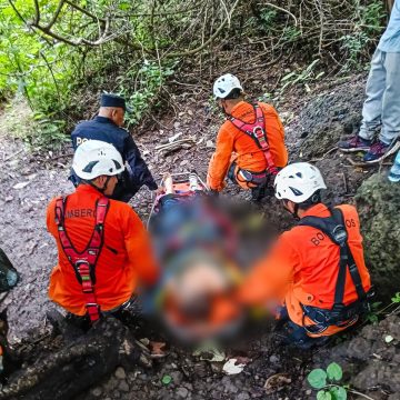 bom 1 EN SANTA ANABOMBEROS RESCATAN Y EVACÚAN A PERSONA QUE SUFRIÓ UNA DESCOMPENSACIÓN EN EL CERRO TECANA