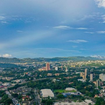 JUEVES CALUROSO CON LLUVIAS PUNTUALES EN DISTINTOS SECTORES DE EL SALVADOR