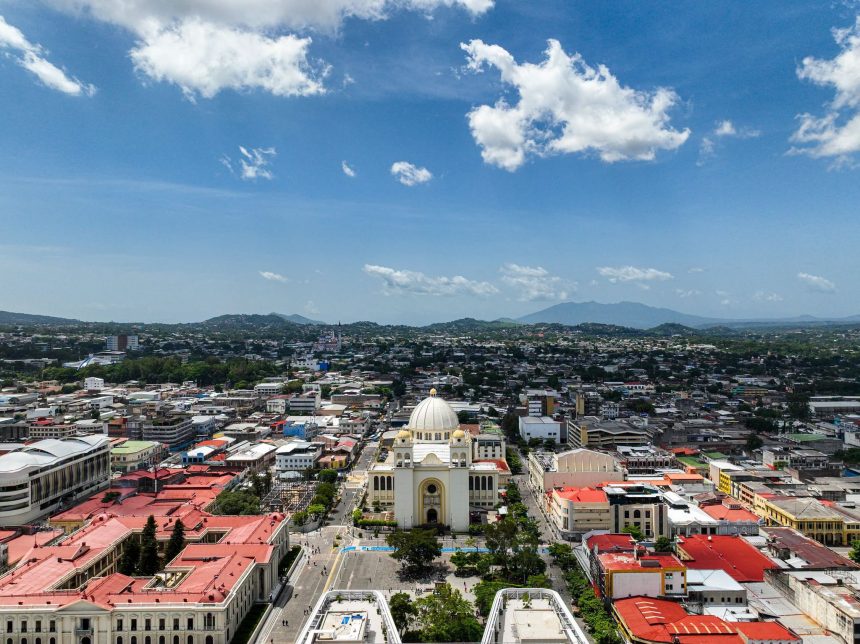 calor EL SALVADOR TENDRÁ UN MIÉRCOLES MUY CALUROSO CON LLUVIAS PUNTUALES