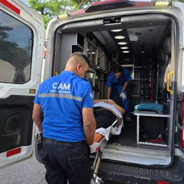 AGENTE DEL CAM DE SANTA ANA APOYA EN TRASLADO DE PACIENTE A AMBULANCIA MUNICIPAL