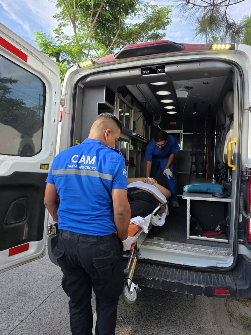 AGENTE DEL CAM DE SANTA ANA APOYA EN TRASLADO DE PACIENTE A AMBULANCIA MUNICIPAL